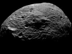 Американский зонд Dawn обнаружил возможные следы воды на астероиде Веста Американский зонд Dawn обнаружил возможные следы воды на астероиде Веста