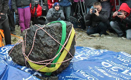Самый крупный осколок челябинского метеорита теперь доступен для всех желающих Самый крупный осколок челябинского метеорита теперь доступен для всех желающих