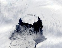 Айсберг размером с Сингапур дрейфует в водах Антарктики по направлению к Атлантике Айсберг размером с Сингапур дрейфует в водах Антарктики по направлению к Атлантике