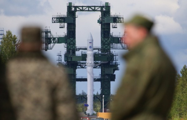 Ракету "Ангара" снимают со стартового стола для проведения дополнительных проверок Ракету "Ангара" снимают со стартового стола для проведения дополнительных проверок