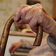 Основная забота о пожилых родителях чаще ложится на плечи дочерей, чем сыновей