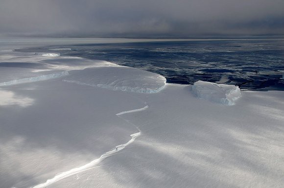 Морские льды в Арктике таят, в Антарктике растут Морские льды в Арктике таят, в Антарктике растут