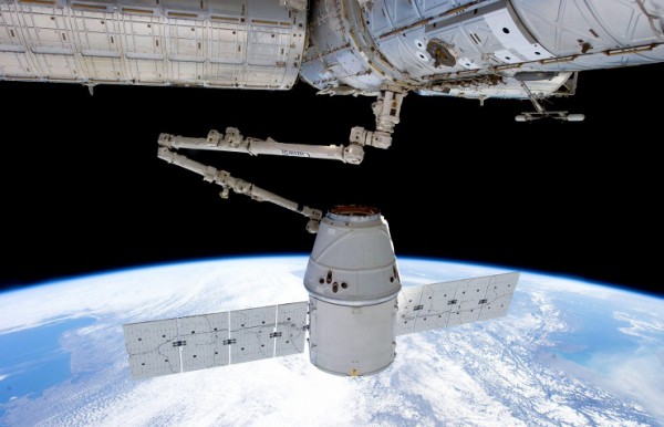 Американский грузовой космический корабль Dragon приводнился в Тихом океане Американский грузовой космический корабль Dragon приводнился в Тихом океане