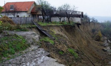 Оползни грозят уничтожить село Хырчешты Унгенского района Оползни грозят уничтожить село Хырчешты Унгенского района