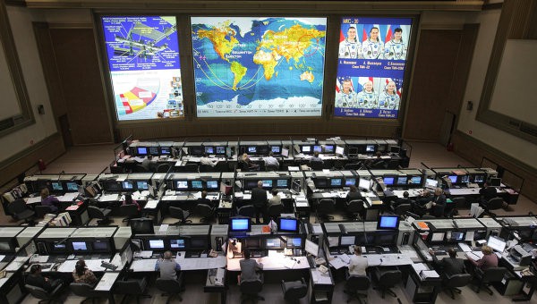 Спасатели эвакуировали экипаж аппарата корабля «Союз» Спасатели эвакуировали экипаж аппарата корабля «Союз»