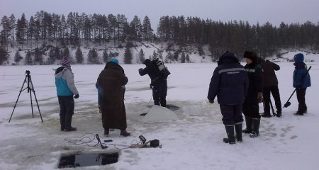 Уфологи в Выгозере нашли осколки, которые могут оказаться частью метеорита Уфологи в Выгозере нашли осколки, которые могут оказаться частью метеорита