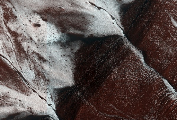 NASA опубликовало снимок скал на Марсе, покрытых льдом NASA опубликовало снимок скал на Марсе, покрытых льдом