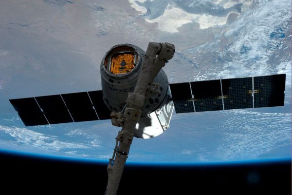 Космический грузовик Dragon полетит к МКС 10 января Космический грузовик Dragon полетит к МКС 10 января