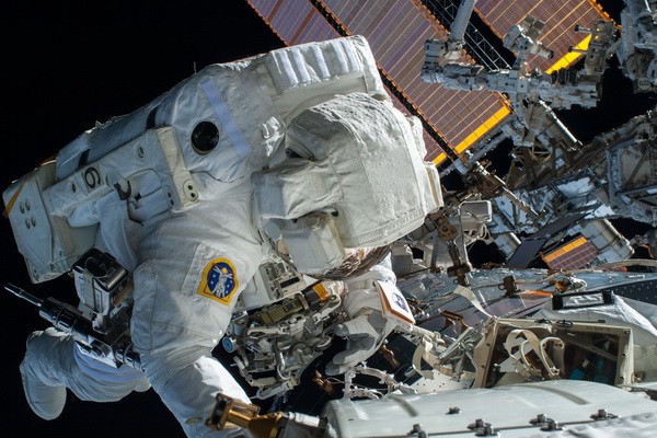 В шлем астронавта NASA попала вода во время выхода в открытый космос В шлем астронавта NASA попала вода во время выхода в открытый космос