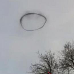 В Казахстане, над поселком проплыло загадочное огромное черное кольцо В Казахстане, над поселком проплыло загадочное огромное черное кольцо