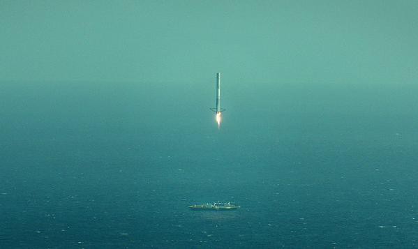 Первая ступень Falcon 9 опрокинулась при посадке на морскую платформу Первая ступень Falcon 9 опрокинулась при посадке на морскую платформу