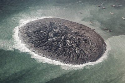 У побережья Северной Японии внезапно появился участок суши