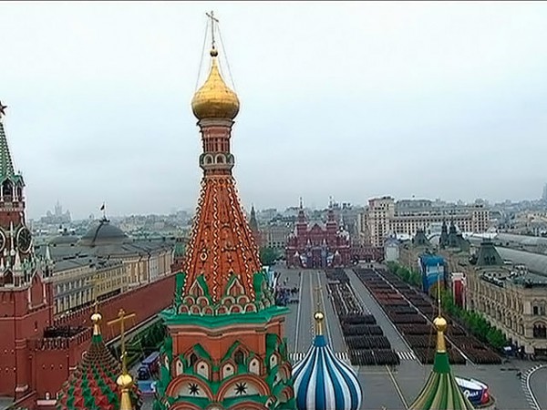 Самолет-разведчик над Москвой собирает данные о погоде
