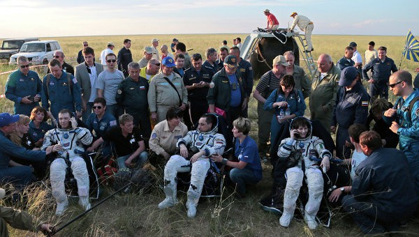"Союз ТМА-15М" приземлился в казахстанской степи "Союз ТМА-15М" приземлился в казахстанской степи