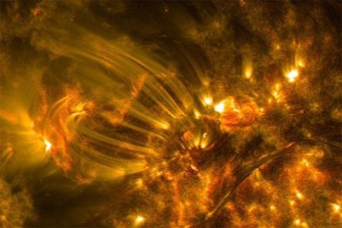 Ученые зафиксировали две вспышки среднего класса на Солнце Ученые зафиксировали две вспышки среднего класса на Солнце