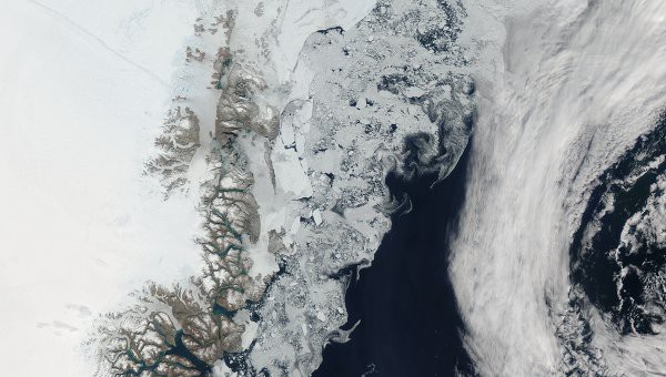 Уникальные фото таяния льда у Гренландии сделали со спутника Уникальные фото таяния льда у Гренландии сделали со спутника