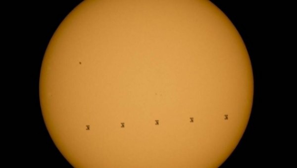 NASA опубликовало фото МКС на фоне Солнца