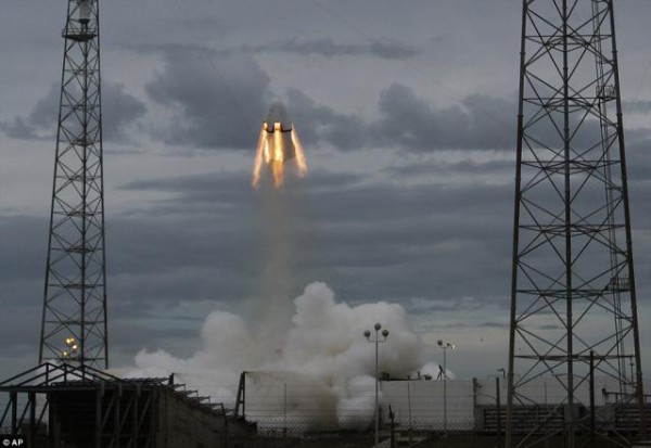 SpaceX представила интерьер пилотируемого космического корабля Dragon SpaceX представила интерьер пилотируемого космического корабля Dragon