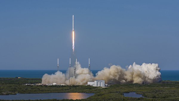 SpaceX впервые успешно посадила ракету Falcon 9 на баржу в океане SpaceX впервые успешно посадила ракету Falcon 9 на баржу в океане