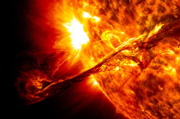 NASA зафиксировало мощную вспышку на Солнце NASA зафиксировало мощную вспышку на Солнце