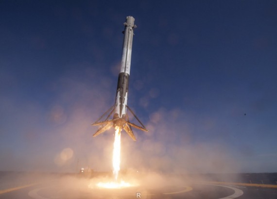 Отработанная первая ступень Falcon 9 успешно приземлилась на плавучую платформу Отработанная первая ступень Falcon 9 успешно приземлилась на плавучую платформу