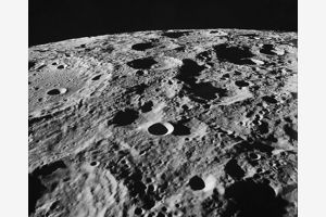 На Луне продолжают образовываться новые ударные кратеры На Луне продолжают образовываться новые ударные кратеры