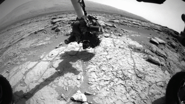 Марсоход Curiosity впервые получил образцы с помощью своей "дрели" Марсоход Curiosity впервые получил образцы с помощью своей "дрели"