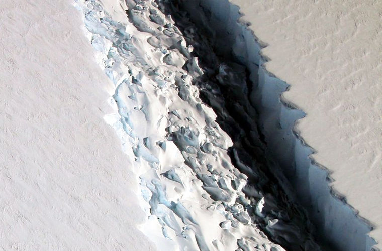 НАСА прогнозирует формирование в Антарктиде громадного айсберга