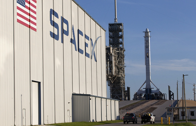 SpaceX запустила корабль Dragon для МКС и вернула первую ступень ракеты на Землю SpaceX запустила корабль Dragon для МКС и вернула первую ступень ракеты на Землю