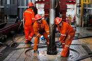На нефтедобычу не хватает денег, а Россию заставят заплатить за дешевые нефтепродукты На нефтедобычу не хватает денег, а Россию заставят заплатить за дешевые нефтепродукты