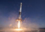 Отработанная первая ступень Falcon 9 успешно приземлилась на плавучую платформу Отработанная первая ступень Falcon 9 успешно приземлилась на плавучую платформу