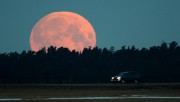 В понедельник взойдет самая большая за 70 лет Луна В понедельник взойдет самая большая за 70 лет Луна