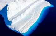 Ученые изучают гигантский айсберг, отколовшийся в Антарктиде летом 2017 года Ученые изучают гигантский айсберг, отколовшийся в Антарктиде летом 2017 года