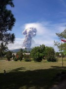 На острове Сулавеси началось извержение вулкана Сопутан