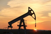 Нефть продолжает колебаться у отметки в $66 Нефть продолжает колебаться у отметки в $66