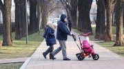 Ноябрь обещает быть теплым агентство городских новостей Москва В Гидрометцентре России сообщили, что в ноябре россиян ожидает достаточно теплая, комфортная погода. В частности, завлабораторией Людмила Паршина в интервью «Российской газете» рассказала, что в Ленинградской, Псковской, Вологодской и Новгородской областях, а также в Поволжье и Центральных регионах ожидается температура выше нормы для этого времени года. Также тепло будет и на юге России. В Мурманске, Архангельске, Карелии, Коми АССР столбики термометров будут находиться на 1 градус выше обычных средних значений. Что касается столицы России, то здесь средняя температура в ноябре опустится до 2-3 градусов мороза, ночью будет холоднее на 3-4 градуса. Однако, количество теплых дней в ноябре будет выше обычного. Ноябрь обещает быть теплым агентство городских новостей Москва В Гидрометцентре России сообщили, что в ноябре россиян ожидает достаточно теплая, комфортная погода. В частности, завлабораторией Людмила Паршина в интервью «Российской газете» рассказала, что в Ленинградской, Псковской, Вологодской и Новгородской областях, а также в Поволжье и Центральных регионах ожидается температура выше нормы для этого времени года. Также тепло будет и на юге России. В Мурманске, Архангельске, Карелии, Коми АССР столбики термометров будут находиться на 1 градус выше обычных средних значений. Что касается столицы России, то здесь средняя температура в ноябре опустится до 2-3 градусов мороза, ночью будет холоднее на 3-4 градуса. Однако, количество теплых дней в ноябре будет выше обычного.