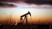 Неделя началась с нового снижения цен на нефть Неделя началась с нового снижения цен на нефть
